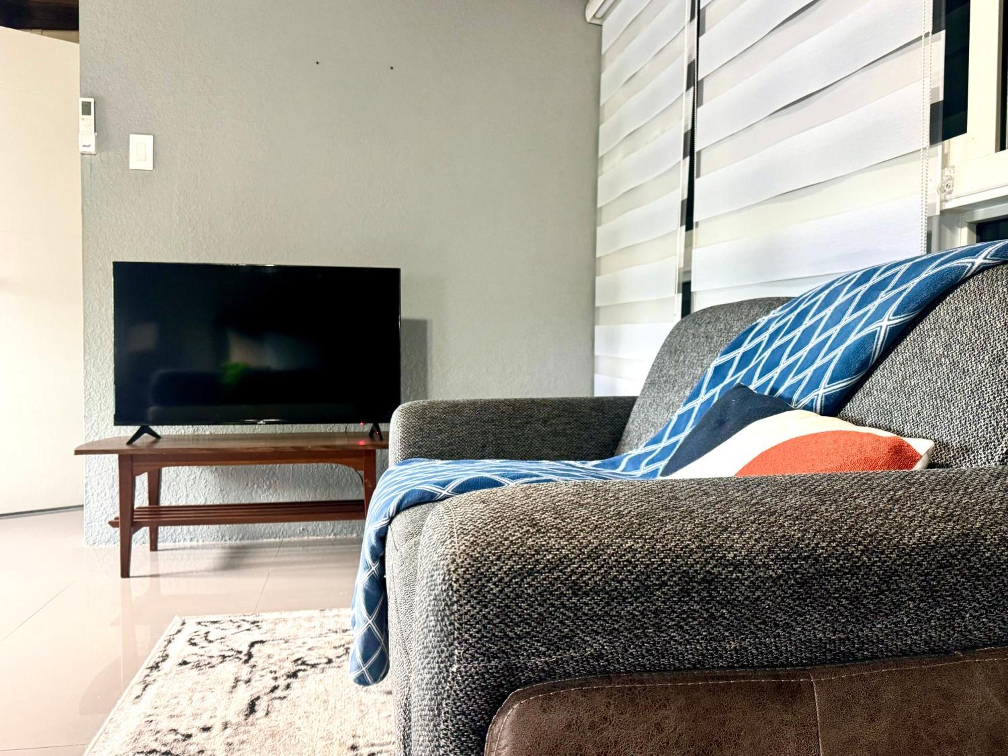 Modern Loft In Jamaica Apartment *